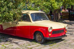 Gammal Trabant bil i Drvengrad eller Kustendorf den traditionella byn, Serbien arkivfoton Gammal Trabant bil i Drvengrad eller Kustendorf den traditionella byn, Serbien arkivfoton