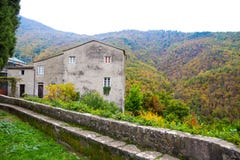 Gammalt hus i en höstinställning/Italien arkivbild Gammalt hus i en höstinställning/Italien arkivbild