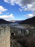 Gammalt kapell på bakgrunden av snöig maxima i Georgia arkivbilder Gammalt kapell på bakgrunden av snöig maxima i Georgia arkivbilder