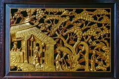 Gammalt kinesiskt fönster med träskulptur royaltyfri bild Gammalt kinesiskt fönster med träskulptur royaltyfri bild