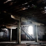 Gammalt tomt övergett rum med wood kolonner och tegelstenväggar fotografering för bildbyråer Gammalt tomt övergett rum med wood kolonner och tegelstenväggar fotografering för bildbyråer
