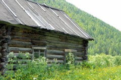 Gammalt övergett hus i den Siberian byn Sayan siberia arkivbilder Gammalt övergett hus i den Siberian byn Sayan siberia arkivbilder