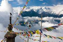 Ganesh Himal con las banderas del stupa y del rezo Foto de archivo Ganesh Himal con las banderas del stupa y del rezo Foto de archivo