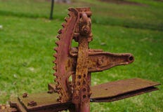 Gang der landwirtschaftlichen Maschinen voll des Rosts stockfotografie Gang der landwirtschaftlichen Maschinen voll des Rosts stockfotografie