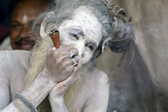 Ganga Sagar Mela ou justo é onde o lote do sanyasi do naga dos Himalayas recolhe fotografia de stock Ganga Sagar Mela ou justo é onde o lote do sanyasi do naga dos Himalayas recolhe fotografia de stock