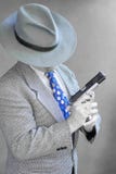 Gangster trägt einen Fedora und hält ein großes Gewehr lizenzfreies stockfoto Gangster trägt einen Fedora und hält ein großes Gewehr lizenzfreies stockfoto