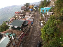 Gangtok, SIKKIM, INDIA, 17th 2011 KWIECIEŃ: Widok nad miasta ce fotografia stock Gangtok, SIKKIM, INDIA, 17th 2011 KWIECIEŃ: Widok nad miasta ce fotografia stock