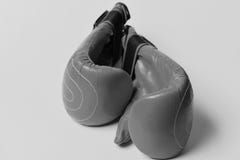 Gants de boxe dans la couleur rouge sur le fond jaune Paires de gants de boxe se trouvant l'un à côté de l'autre images stock Gants de boxe dans la couleur rouge sur le fond jaune Paires de gants de boxe se trouvant l'un à côté de l'autre images stock