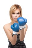 Gants de boxe s'usants de jeune femme photos stock Gants de boxe s'usants de jeune femme photos stock