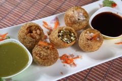 Gappa de Gol, Pani Puri, shell friáveis enchidos com batatas imagem de stock Gappa de Gol, Pani Puri, shell friáveis enchidos com batatas imagem de stock