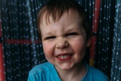 Gar?on vilain souriant ? la cam?ra, portrait d'un enfant image stock Gar?on vilain souriant ? la cam?ra, portrait d'un enfant image stock
