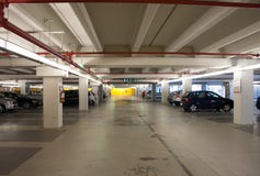 Garage de estacionamiento fotografía de archivo Garage de estacionamiento fotografía de archivo