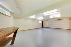Garage neuf d'Emprty Images libres de droits Garage neuf d'Emprty Images libres de droits