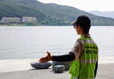 Garde de sécurité dans la position uniforme près du lac images libres de droits Garde de sécurité dans la position uniforme près du lac images libres de droits