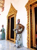 Garde en céramique de style chinois antique se tenant devant des temples photo libre de droits Garde en céramique de style chinois antique se tenant devant des temples photo libre de droits