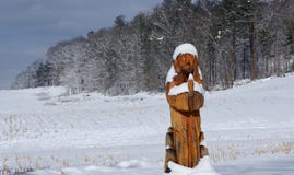 Gardners, PA/USA - März 2019: Statue von Jesus bedeckte mit Schnee auf Kälte, Wintertag stockfoto Gardners, PA/USA - März 2019: Statue von Jesus bedeckte mit Schnee auf Kälte, Wintertag stockfoto