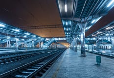 Gare ferroviaire la nuit Plate-forme de train en brouillard Chemin de fer photos stock Gare ferroviaire la nuit Plate-forme de train en brouillard Chemin de fer photos stock