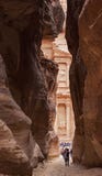 A garganta de Siq e o Tesouraria em PETRA em Jordânia imagem de stock A garganta de Siq e o Tesouraria em PETRA em Jordânia imagem de stock
