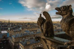 Gargouiile Paris panorama stenar statyer royaltyfri bild Gargouiile Paris panorama stenar statyer royaltyfri bild