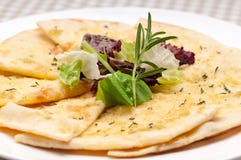 Garlic pita bread pizza with salad on top stock photography Garlic pita bread pizza with salad on top stock photography