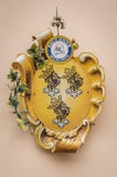 Garmisch Partenkirchen, Alemania - 12 de agosto de 2017: Decoración en la fachada constructiva en pequeño pueblo alemán imagen de archivo Garmisch Partenkirchen, Alemania - 12 de agosto de 2017: Decoración en la fachada constructiva en pequeño pueblo alemán imagen de archivo