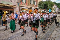 Garmisch Partenkirchen Alemania - 12 de agosto de 2017: desfile bávaro histórico en la ciudad vieja de Garmisch-Partenkirchen 201 fotografía de archivo libre de regalías Garmisch Partenkirchen Alemania - 12 de agosto de 2017: desfile bávaro histórico en la ciudad vieja de Garmisch-Partenkirchen 201 fotografía de archivo libre de regalías