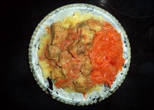 garnek pieczeń z grulami i caponata warzywami obrazy stock garnek pieczeń z grulami i caponata warzywami obrazy stock