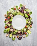 Garnelensalat mit Kopfsalat und Tomaten um weiße leere Platte, auf hellgrauem hölzernem Hintergrund, Draufsicht Stockfotos Garnelensalat mit Kopfsalat und Tomaten um weiße leere Platte, auf hellgrauem hölzernem Hintergrund, Draufsicht Stockfotos