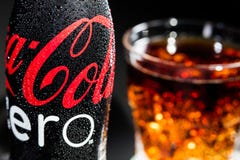 Garrafa de Coca Cola Zero com gotas e do vidro com os cubos de gelo imagens de stock royalty free Garrafa de Coca Cola Zero com gotas e do vidro com os cubos de gelo imagens de stock royalty free