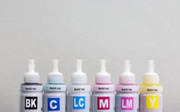 Garrafa de dry ink para a máquina da impressora e o fundo do copyspce Cor de CMYK para o neg?cio de impress?o foto de stock royalty free Garrafa de dry ink para a máquina da impressora e o fundo do copyspce Cor de CMYK para o neg?cio de impress?o foto de stock royalty free