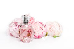 Garrafa de perfume cor-de-rosa com as flores no fundo claro Perfumaria, cosméticos, coleção da fragrância fotografia de stock royalty free Garrafa de perfume cor-de-rosa com as flores no fundo claro Perfumaria, cosméticos, coleção da fragrância fotografia de stock royalty free