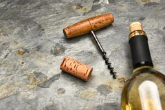 Garrafa de vinho Cork Screw na ardósia imagem de stock Garrafa de vinho Cork Screw na ardósia imagem de stock