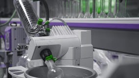 A garrafa química gerencie para misturar componentes no laboratório Indústria médica ou da farmácia vídeos de arquivo A garrafa química gerencie para misturar componentes no laboratório Indústria médica ou da farmácia vídeos de arquivo