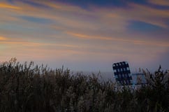 Gartenstuhl auf dem Gebiet bei Sonnenuntergang Stockfoto Gartenstuhl auf dem Gebiet bei Sonnenuntergang Stockfoto