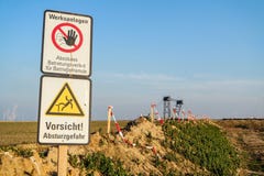 GARZWEILER, DUITSLAND - AUGUSTUS 15 2015: De tekens proberen om de demonstratieactiviteit bij open tegen te houden - gegoten mijn stock afbeelding GARZWEILER, DUITSLAND - AUGUSTUS 15 2015: De tekens proberen om de demonstratieactiviteit bij open tegen te houden - gegoten mijn stock afbeelding