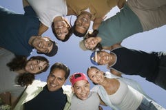Garçon (13-15) avec les amis et la famille dans la vue de petit groupe de dessous. images stock Garçon (13-15) avec les amis et la famille dans la vue de petit groupe de dessous. images stock