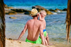 Garçon d'enfant en bas âge sur la plage avec le père photos libres de droits Garçon d'enfant en bas âge sur la plage avec le père photos libres de droits