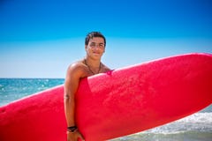 Garçon de l'adolescence avec la planche de surf photo libre de droits Garçon de l'adolescence avec la planche de surf photo libre de droits
