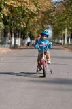 Garçon heureux montant sa petite bicyclette photo libre de droits Garçon heureux montant sa petite bicyclette photo libre de droits