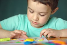 Garçon jouant avec la pâte de jeu de couleur photos libres de droits Garçon jouant avec la pâte de jeu de couleur photos libres de droits