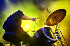Garçon jouant les tambours. Lumières vivantes de concert et d'étape. photos stock Garçon jouant les tambours. Lumières vivantes de concert et d'étape. photos stock