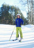 Garçon professionnel d'enfant de skieur dans le casque de vêtements de sport l'hiver de ski, jour neigeux sur la montagne de coll Image stock Garçon professionnel d'enfant de skieur dans le casque de vêtements de sport l'hiver de ski, jour neigeux sur la montagne de coll Image stock