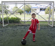 Garçon sur une équipe de football de la jeunesse photo libre de droits Garçon sur une équipe de football de la jeunesse photo libre de droits