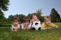 Garçons avec la bille de football photographie stock libre de droits Garçons avec la bille de football photographie stock libre de droits