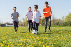 Garçons donnant un coup de pied le football images libres de droits Garçons donnant un coup de pied le football images libres de droits