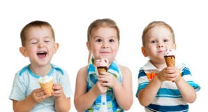 Garçons heureux et fille d'enfants mangeant la crême glacée d'isolement photographie stock Garçons heureux et fille d'enfants mangeant la crême glacée d'isolement photographie stock