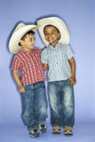 Garçons utilisant des chapeaux de cowboy. photographie stock libre de droits Garçons utilisant des chapeaux de cowboy. photographie stock libre de droits