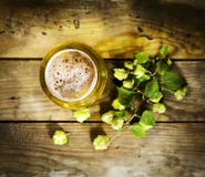 Gass de la cerveza fría con los saltos fotografía de archivo libre de regalías Gass de la cerveza fría con los saltos fotografía de archivo libre de regalías