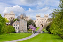 Gasse des weiten Spaziergangs zu Windsor-Schloss im Frühjahr, London-Vororte, Großbritannien lizenzfreies stockbild Gasse des weiten Spaziergangs zu Windsor-Schloss im Frühjahr, London-Vororte, Großbritannien lizenzfreies stockbild