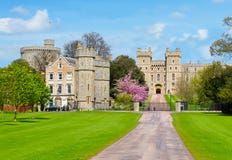 Gasse des weiten Spaziergangs zu Windsor-Schloss im Frühjahr, London-Vororte, Großbritannien lizenzfreie stockbilder Gasse des weiten Spaziergangs zu Windsor-Schloss im Frühjahr, London-Vororte, Großbritannien lizenzfreie stockbilder